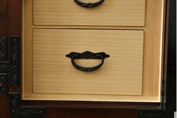 中古　美品　仙台民芸箪笥　欅産業　意匠を凝らした立派な金具と美しい木目が魅力的な仙台箪笥(引き出し、収納タンス、整理箪笥、サイドチェスト)(R-078981)