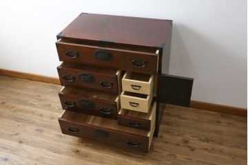 中古　美品　仙台民芸箪笥　欅産業　意匠を凝らした立派な金具と美しい木目が魅力的な仙台箪笥(引き出し、収納タンス、整理箪笥、サイドチェスト)(R-078981)