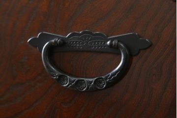 中古　美品　仙台民芸箪笥　欅産業　意匠を凝らした立派な金具と美しい木目が魅力的な仙台箪笥(引き出し、収納タンス、整理箪笥、サイドチェスト)(R-078981)