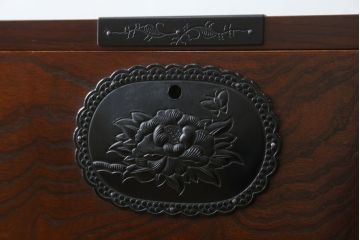 中古　美品　仙台民芸箪笥　欅産業　意匠を凝らした立派な金具と美しい木目が魅力的な仙台箪笥(引き出し、収納タンス、整理箪笥、サイドチェスト)(R-078981)