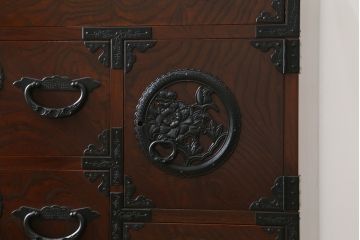中古　美品　仙台民芸箪笥　欅産業　意匠を凝らした立派な金具と美しい木目が魅力的な仙台箪笥(引き出し、収納タンス、整理箪笥、サイドチェスト)(R-078981)