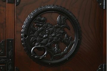 中古　美品　仙台民芸箪笥　欅産業　意匠を凝らした立派な金具と美しい木目が魅力的な仙台箪笥(引き出し、収納タンス、整理箪笥、サイドチェスト)(R-078981)