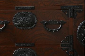 中古　美品　仙台民芸箪笥　欅産業　意匠を凝らした立派な金具と美しい木目が魅力的な仙台箪笥(引き出し、収納タンス、整理箪笥、サイドチェスト)(R-078981)