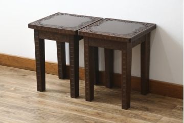 中古　軽井沢彫り　桜の彫刻をあしらった上品な佇まいのスツール2脚セット(板座チェア、椅子、イス、花台、飾り台、ディスプレイ台、バラ売り可能)(定価2脚で約20万円)(R-078983)
