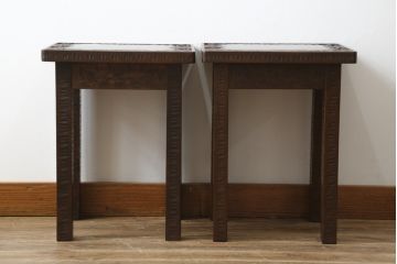 中古　軽井沢彫り　桜の彫刻をあしらった上品な佇まいのスツール2脚セット(板座チェア、椅子、イス、花台、飾り台、ディスプレイ台、バラ売り可能)(定価2脚で約20万円)(R-078983)