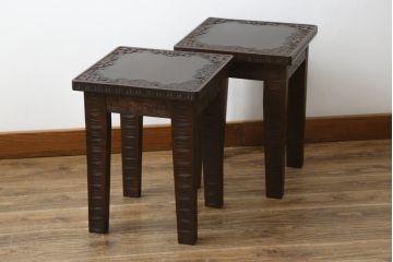 中古　軽井沢彫り　桜の彫刻をあしらった上品な佇まいのスツール2脚セット(板座チェア、椅子、イス、花台、飾り台、ディスプレイ台、バラ売り可能)(定価2脚で約20万円)(R-078983)
