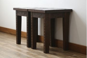 中古　軽井沢彫り　桜の彫刻をあしらった上品な佇まいのスツール2脚セット(板座チェア、椅子、イス、花台、飾り台、ディスプレイ台、バラ売り可能)(定価2脚で約20万円)(R-078983)