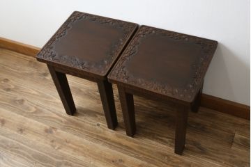 中古　軽井沢彫り　桜の彫刻をあしらった上品な佇まいのスツール2脚セット(板座チェア、椅子、イス、花台、飾り台、ディスプレイ台、バラ売り可能)(定価2脚で約20万円)(R-078983)