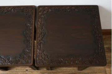 中古　軽井沢彫り　桜の彫刻をあしらった上品な佇まいのスツール2脚セット(板座チェア、椅子、イス、花台、飾り台、ディスプレイ台、バラ売り可能)(定価2脚で約20万円)(R-078983)