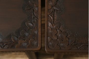 中古　軽井沢彫り　桜の彫刻をあしらった上品な佇まいのスツール2脚セット(板座チェア、椅子、イス、花台、飾り台、ディスプレイ台、バラ売り可能)(定価2脚で約20万円)(R-078983)