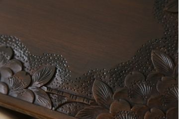 中古　軽井沢彫り　桜の彫刻をあしらった上品な佇まいのスツール2脚セット(板座チェア、椅子、イス、花台、飾り台、ディスプレイ台、バラ売り可能)(定価2脚で約20万円)(R-078983)