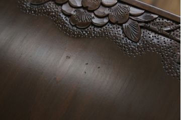 中古　軽井沢彫り　桜の彫刻をあしらった上品な佇まいのスツール2脚セット(板座チェア、椅子、イス、花台、飾り台、ディスプレイ台、バラ売り可能)(定価2脚で約20万円)(R-078983)