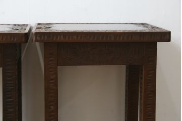 中古　軽井沢彫り　桜の彫刻をあしらった上品な佇まいのスツール2脚セット(板座チェア、椅子、イス、花台、飾り台、ディスプレイ台、バラ売り可能)(定価2脚で約20万円)(R-078983)