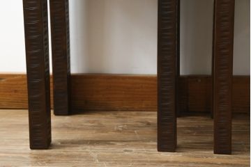 中古　軽井沢彫り　桜の彫刻をあしらった上品な佇まいのスツール2脚セット(板座チェア、椅子、イス、花台、飾り台、ディスプレイ台、バラ売り可能)(定価2脚で約20万円)(R-078983)