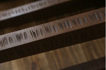 中古　軽井沢彫り　桜の彫刻をあしらった上品な佇まいのスツール2脚セット(板座チェア、椅子、イス、花台、飾り台、ディスプレイ台、バラ売り可能)(定価2脚で約20万円)(R-078983)
