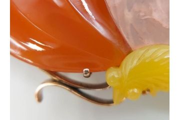 アンティーク　作家物　K10(10金)　瑪瑙(メノウ)　オパール　紅水晶(ローズクォーツ)　蝶　春の小　様々な宝石を使用した高級感ある帯留(ブローチ、帯留め、着物道具、和装小物、アクセサリー)(R-078988)　　