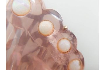 アンティーク　作家物　K10(10金)　瑪瑙(メノウ)　オパール　紅水晶(ローズクォーツ)　蝶　春の小　様々な宝石を使用した高級感ある帯留(ブローチ、帯留め、着物道具、和装小物、アクセサリー)(R-078988)　　