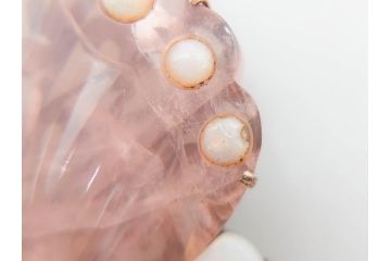 アンティーク　作家物　K10(10金)　瑪瑙(メノウ)　オパール　紅水晶(ローズクォーツ)　蝶　春の小　様々な宝石を使用した高級感ある帯留(ブローチ、帯留め、着物道具、和装小物、アクセサリー)(R-078988)　　