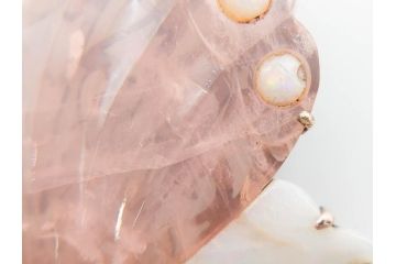 アンティーク　作家物　K10(10金)　瑪瑙(メノウ)　オパール　紅水晶(ローズクォーツ)　蝶　春の小　様々な宝石を使用した高級感ある帯留(ブローチ、帯留め、着物道具、和装小物、アクセサリー)(R-078988)　　