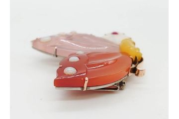 アンティーク　作家物　K10(10金)　瑪瑙(メノウ)　オパール　紅水晶(ローズクォーツ)　蝶　春の小　様々な宝石を使用した高級感ある帯留(ブローチ、帯留め、着物道具、和装小物、アクセサリー)(R-078988)　　