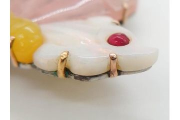 アンティーク　作家物　K10(10金)　瑪瑙(メノウ)　オパール　紅水晶(ローズクォーツ)　蝶　春の小　様々な宝石を使用した高級感ある帯留(ブローチ、帯留め、着物道具、和装小物、アクセサリー)(R-078988)　　