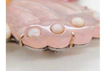 アンティーク　作家物　K10(10金)　瑪瑙(メノウ)　オパール　紅水晶(ローズクォーツ)　蝶　春の小　様々な宝石を使用した高級感ある帯留(ブローチ、帯留め、着物道具、和装小物、アクセサリー)(R-078988)　　