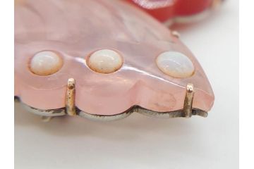アンティーク　作家物　K10(10金)　瑪瑙(メノウ)　オパール　紅水晶(ローズクォーツ)　蝶　春の小　様々な宝石を使用した高級感ある帯留(ブローチ、帯留め、着物道具、和装小物、アクセサリー)(R-078988)　　