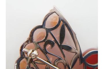 アンティーク　作家物　K10(10金)　瑪瑙(メノウ)　オパール　紅水晶(ローズクォーツ)　蝶　春の小　様々な宝石を使用した高級感ある帯留(ブローチ、帯留め、着物道具、和装小物、アクセサリー)(R-078988)　　