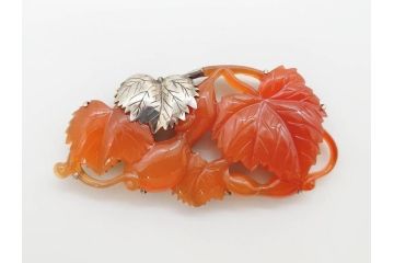 アンティーク　瓢箪　紅葉　彫刻　瑪瑙(メノウ)　素材の色彩を活かしたデザインが際立つ帯留(帯留め、赤瑪瑙?、着物道具、和装小物、アクセサリー)(R-078989)