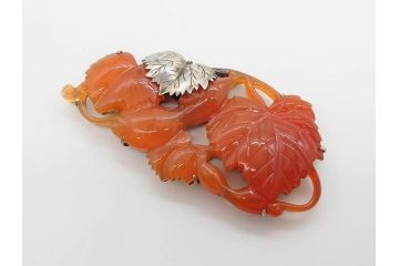 アンティーク　瓢箪　紅葉　彫刻　瑪瑙(メノウ)　素材の色彩を活かしたデザインが際立つ帯留(帯留め、赤瑪瑙?、着物道具、和装小物、アクセサリー)(R-078989)
