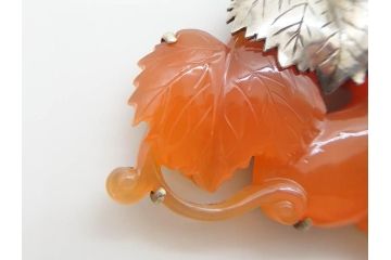 アンティーク　瓢箪　紅葉　彫刻　瑪瑙(メノウ)　素材の色彩を活かしたデザインが際立つ帯留(帯留め、赤瑪瑙?、着物道具、和装小物、アクセサリー)(R-078989)