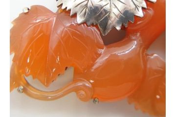 アンティーク　瓢箪　紅葉　彫刻　瑪瑙(メノウ)　素材の色彩を活かしたデザインが際立つ帯留(帯留め、赤瑪瑙?、着物道具、和装小物、アクセサリー)(R-078989)