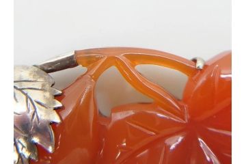 アンティーク　瓢箪　紅葉　彫刻　瑪瑙(メノウ)　素材の色彩を活かしたデザインが際立つ帯留(帯留め、赤瑪瑙?、着物道具、和装小物、アクセサリー)(R-078989)