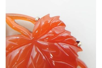 アンティーク　瓢箪　紅葉　彫刻　瑪瑙(メノウ)　素材の色彩を活かしたデザインが際立つ帯留(帯留め、赤瑪瑙?、着物道具、和装小物、アクセサリー)(R-078989)
