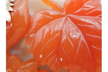 アンティーク　瓢箪　紅葉　彫刻　瑪瑙(メノウ)　素材の色彩を活かしたデザインが際立つ帯留(帯留め、赤瑪瑙?、着物道具、和装小物、アクセサリー)(R-078989)