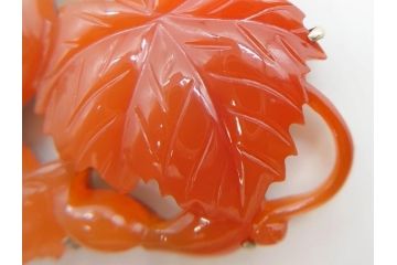 アンティーク　瓢箪　紅葉　彫刻　瑪瑙(メノウ)　素材の色彩を活かしたデザインが際立つ帯留(帯留め、赤瑪瑙?、着物道具、和装小物、アクセサリー)(R-078989)