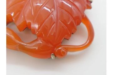 アンティーク　瓢箪　紅葉　彫刻　瑪瑙(メノウ)　素材の色彩を活かしたデザインが際立つ帯留(帯留め、赤瑪瑙?、着物道具、和装小物、アクセサリー)(R-078989)