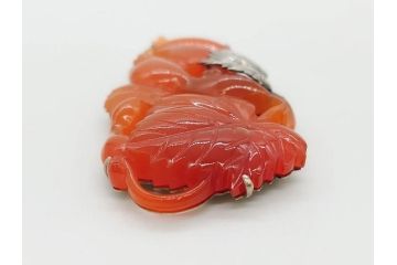 アンティーク　瓢箪　紅葉　彫刻　瑪瑙(メノウ)　素材の色彩を活かしたデザインが際立つ帯留(帯留め、赤瑪瑙?、着物道具、和装小物、アクセサリー)(R-078989)