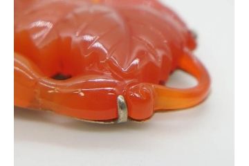 アンティーク　瓢箪　紅葉　彫刻　瑪瑙(メノウ)　素材の色彩を活かしたデザインが際立つ帯留(帯留め、赤瑪瑙?、着物道具、和装小物、アクセサリー)(R-078989)