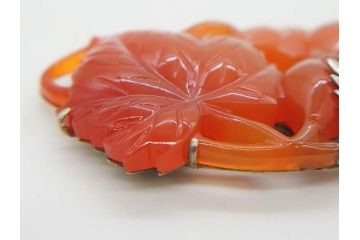 アンティーク　瓢箪　紅葉　彫刻　瑪瑙(メノウ)　素材の色彩を活かしたデザインが際立つ帯留(帯留め、赤瑪瑙?、着物道具、和装小物、アクセサリー)(R-078989)