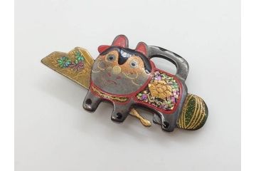 アンティーク　金工　螺鈿細工で装飾された華やかな犬張子の帯留(犬張り子、和装小物、着物道具、帯留め、狛犬、毬、扇子)(R-078990)
