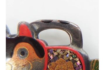 アンティーク　金工　螺鈿細工で装飾された華やかな犬張子の帯留(犬張り子、和装小物、着物道具、帯留め、狛犬、毬、扇子)(R-078990)