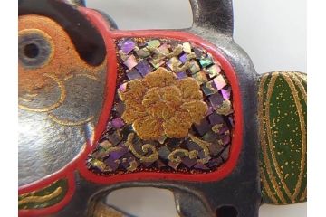 アンティーク　金工　螺鈿細工で装飾された華やかな犬張子の帯留(犬張り子、和装小物、着物道具、帯留め、狛犬、毬、扇子)(R-078990)