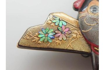 アンティーク　金工　螺鈿細工で装飾された華やかな犬張子の帯留(犬張り子、和装小物、着物道具、帯留め、狛犬、毬、扇子)(R-078990)