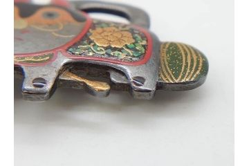 アンティーク　金工　螺鈿細工で装飾された華やかな犬張子の帯留(犬張り子、和装小物、着物道具、帯留め、狛犬、毬、扇子)(R-078990)