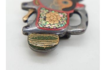 アンティーク　金工　螺鈿細工で装飾された華やかな犬張子の帯留(犬張り子、和装小物、着物道具、帯留め、狛犬、毬、扇子)(R-078990)