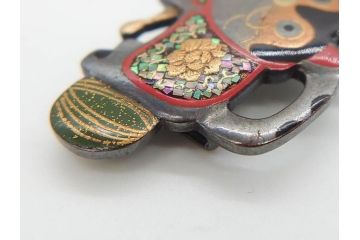 アンティーク　金工　螺鈿細工で装飾された華やかな犬張子の帯留(犬張り子、和装小物、着物道具、帯留め、狛犬、毬、扇子)(R-078990)