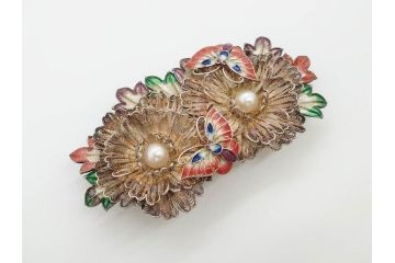 希少　アンティーク　金工　舞妓用　パール(真珠)　鮮やかな蝶と繊細な花の細工が目を引く豪華な帯留(ぽっちり、帯留め、着物道具、和装小物、アクセサリー、ブローチ、ケース付き)(R-078991)