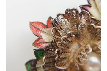 希少　アンティーク　金工　舞妓用　パール(真珠)　鮮やかな蝶と繊細な花の細工が目を引く豪華な帯留(ぽっちり、帯留め、着物道具、和装小物、アクセサリー、ブローチ、ケース付き)(R-078991)