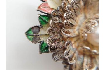 希少　アンティーク　金工　舞妓用　パール(真珠)　鮮やかな蝶と繊細な花の細工が目を引く豪華な帯留(ぽっちり、帯留め、着物道具、和装小物、アクセサリー、ブローチ、ケース付き)(R-078991)